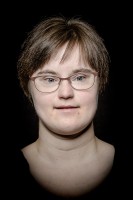 Anna-Lisa Plettenberg im Portr&auml;t, eine Frau mit kurzen dunkelblonden Haaren und einer Brille. Sie l&auml;chelt in die Kamera.